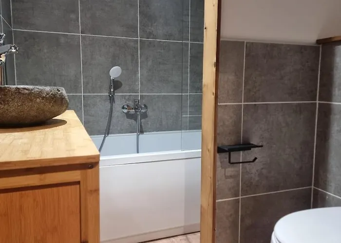 Le Dahu-calm-jacuzzi-free Parking Lot *