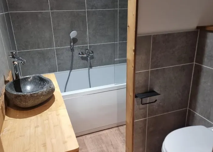 Le Dahu-calm-jacuzzi-free Parking Lot *